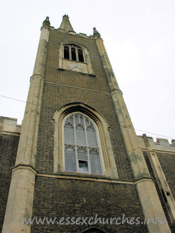 St Nicholas, Harwich Church - 


The chancel is as tall as the nave, but polygonal. One tier of 
large windows.














