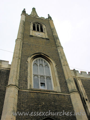 St Nicholas, Harwich Church – The chancel is as tall as the nave, but polygonal. One tier of large windows.
