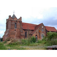 All Saints, East Horndon Church - Here on the S side of the church, we can clearly see the S transept, with its sloping roof encompassing the upper storey of the transept. A similar arrangement is in place on the N side.